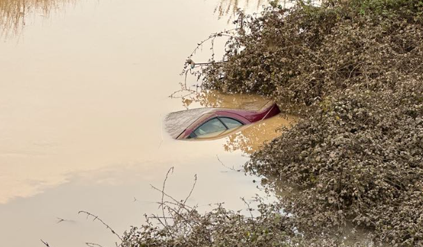 Αγρίνιο: «Βουτιά» ΙΧ σε αύλακα σε τροχαίο στα γεφύρια του Αλάμπεη (vid)