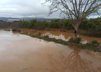 Άνοιξε το ένα ρεύμα κυκλοφορίας στο Λαμπίρι. Μεγάλες οι ζημιές στην αγροτική οδοποιία