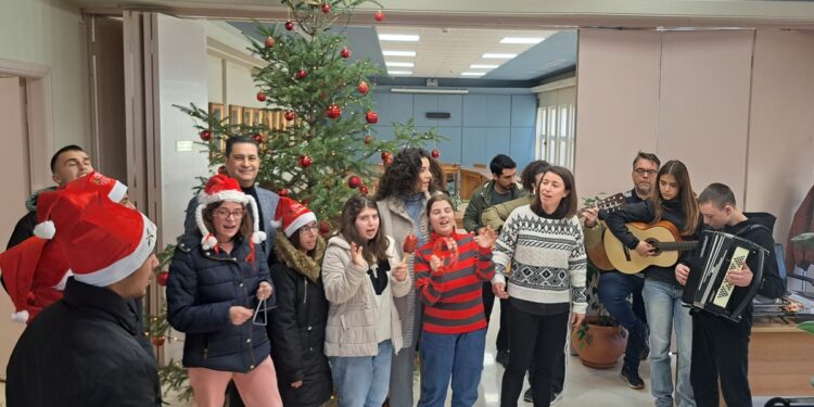 Αγρίνιο: έψαλλαν τα κάλαντα στον Δήμαρχο Αγρινίου