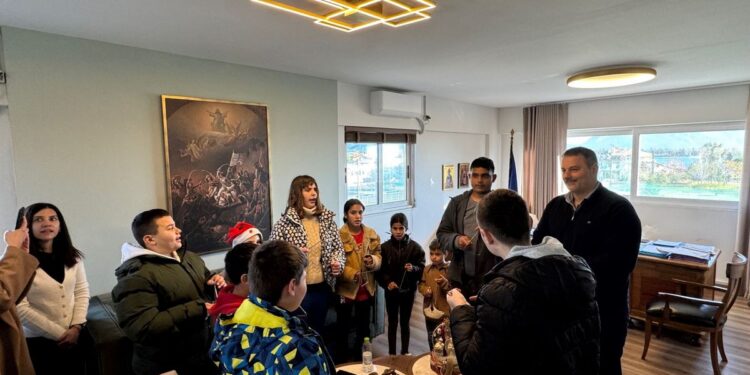 Έψαλαν τα κάλαντα στον Δήμαρχο Ιερής Πόλης Μεσολογγίου οι μαθητές του Δημητρούκειου Ειδικού Δημοτικού Σχολείου