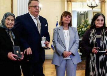 Κατερίνα Σακελλαροπούλου: “Λύγισε” μπροστά στην αγρότισσα που δώρισε ασθενοφόρο στο Μεσολόγγι – Τιμήθηκε με παράσημο η Αθηνά Παπαχρήστου (ΦΩΤΟ)