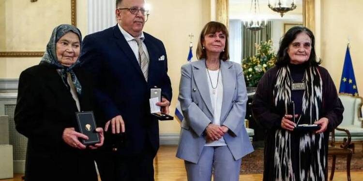 Κατερίνα Σακελλαροπούλου: “Λύγισε” μπροστά στην αγρότισσα που δώρισε ασθενοφόρο στο Μεσολόγγι – Τιμήθηκε με παράσημο η Αθηνά Παπαχρήστου (ΦΩΤΟ)