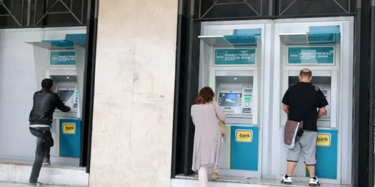 Στο «απυρόβλητο» το 92,5% των εσόδων των τραπεζών από προμήθειες