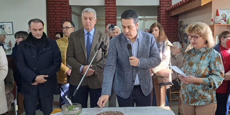 Αγρίνιο: το ΚΑΠΗ Αγίου Δημητρίου έκοψε την Πρωτοχρονιάτικη Βασιλόπιτα