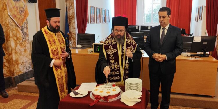 Αγρίνιο: κοπή πρωτοχρονιάτικης πίτας