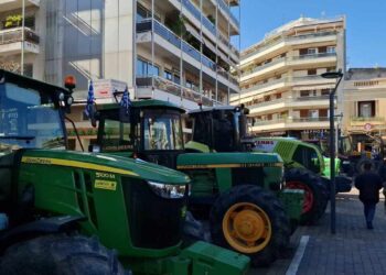 Αγρίνιο: αγρότες παράταξαν τα τρακτέρ τους στην Πλατεία Δημοκρατίας foto video