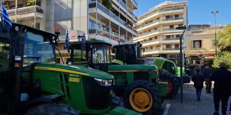 Αγρίνιο: αγρότες παράταξαν τα τρακτέρ τους στην Πλατεία Δημοκρατίας foto video
