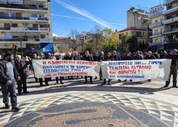 Αγρίνιο: αγρότες παράταξαν τα τρακτέρ τους στην Πλατεία Δημοκρατίας foto video