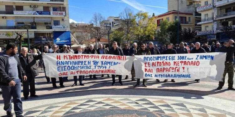 Αγρίνιο: αγρότες παράταξαν τα τρακτέρ τους στην Πλατεία Δημοκρατίας foto video