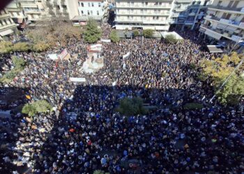 Αγρίνιο: Λαοθάλασσα πλημμύρισε το Αγρίνιο για τα Τέμπη foto video