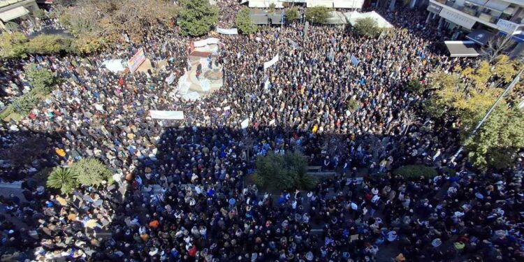 Αγρίνιο: Λαοθάλασσα πλημμύρισε το Αγρίνιο για τα Τέμπη foto video