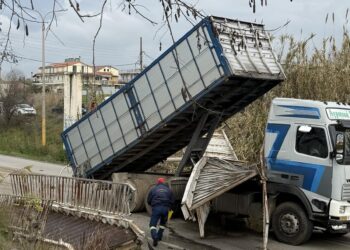 Αγρίνιο: φορτηγό με ανασηκωμένη καρότσα γκρέμισε πεζογέφυρα στην Μ. Χώρα