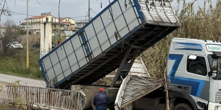 Αγρίνιο: φορτηγό με ανασηκωμένη καρότσα γκρέμισε πεζογέφυρα στην Μ. Χώρα