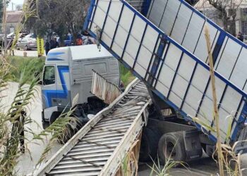 Αγρίνιο: φορτηγό με ανασηκωμένη καρότσα γκρέμισε πεζογέφυρα στην Μ. Χώρα
