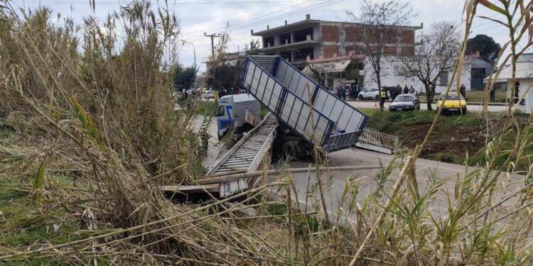 Αγρίνιο: φορτηγό με ανασηκωμένη καρότσα γκρέμισε πεζογέφυρα στην Μ. Χώρα