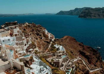 Κλειστά σχολεία και αποφυγή συγκεντρώσεων σε εσωτερικούς χώρους στη Σαντορίνη – Μέτρα της Eπιτροπής Σεισμικού Κινδύνου