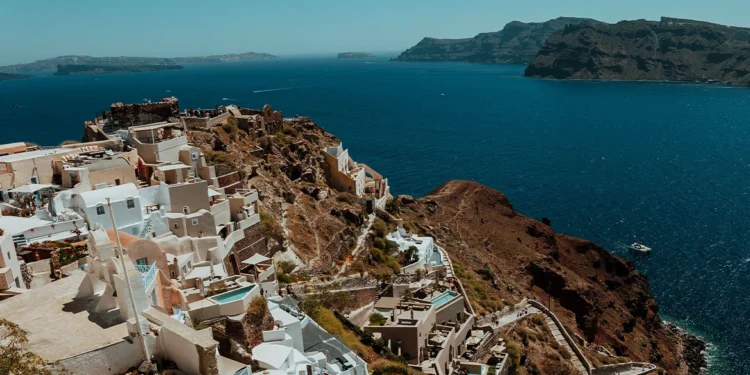 Κλειστά σχολεία και αποφυγή συγκεντρώσεων σε εσωτερικούς χώρους στη Σαντορίνη – Μέτρα της Eπιτροπής Σεισμικού Κινδύνου