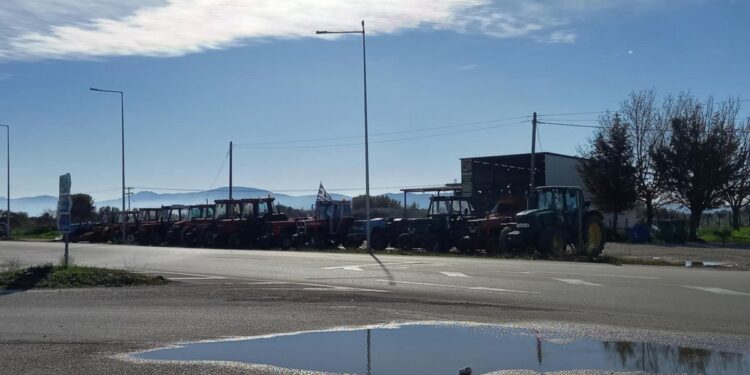 Αγρίνιο: “μπλόκο” στη διασταύρωση Λεπενούς από αγρότες