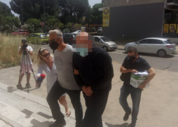 Αγρίνιο: Οριστική καταδίκη του ιερέα με το «κοινόβιο», παρέμειναν τα 27 χρόνια κάθειρξης – “Νιώθουμε δικαίωση”, λέει η Κατερίνα Κιτσάκη