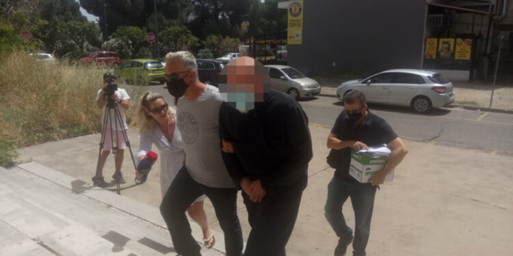 Αγρίνιο: Οριστική καταδίκη του ιερέα με το «κοινόβιο», παρέμειναν τα 27 χρόνια κάθειρξης – “Νιώθουμε δικαίωση”, λέει η Κατερίνα Κιτσάκη