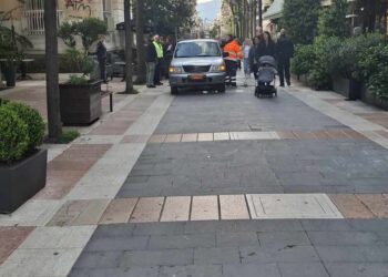 Αγρίνιο: Δημοτικοί αστυνομικοί “σηκώνουν” τραπεζοκαθίσματα στο κέντρο της πόλης