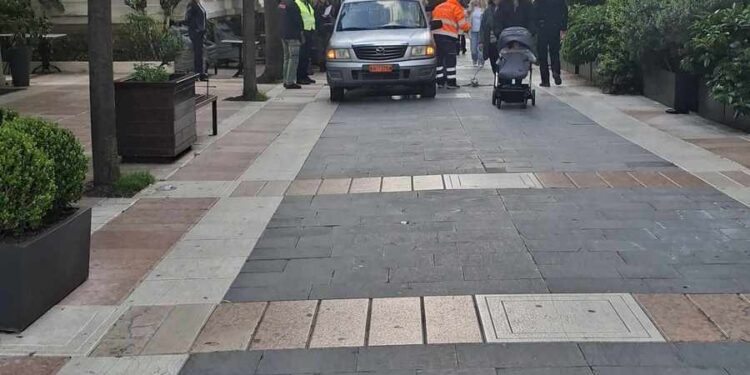 Αγρίνιο: Δημοτικοί αστυνομικοί “σηκώνουν” τραπεζοκαθίσματα στο κέντρο της πόλης