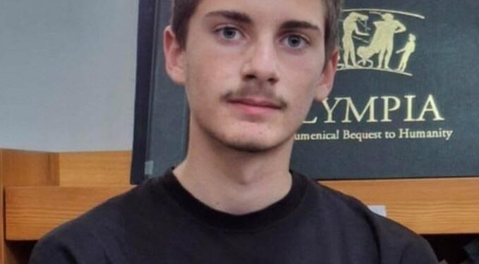 Σταύρος Κωνσταντίνου: ο 17 χρονος που μαγεύει με τα ποιήματα του