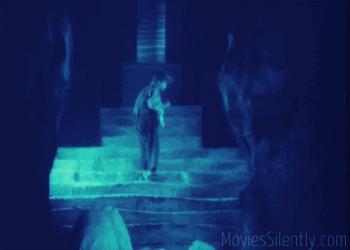 Τα πίσω διαμερίσματα της δεξιάς πολυκατοικίας και οι υποψήφιοι …