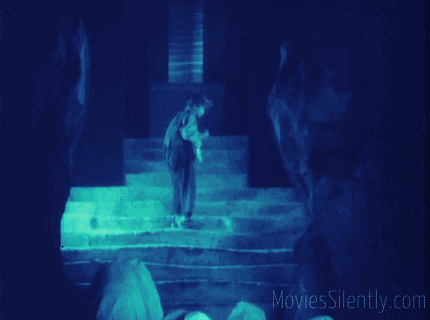 Τα πίσω διαμερίσματα της δεξιάς πολυκατοικίας και οι υποψήφιοι …