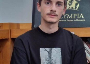 Σταύρος Κωνσταντίνου: ο 17 χρονος  που μαγεύει με τα ποιήματα του