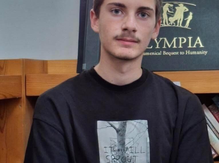 Σταύρος Κωνσταντίνου: ο 17 χρονος  που μαγεύει με τα ποιήματα του
