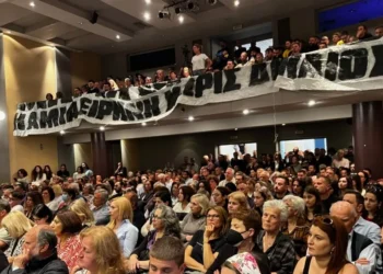 Κοσμοπλημμύρα στο Αγρίνιο σε εκδήλωση αλήθειας για τα Τέμπη [εικόνες+βίντεο]