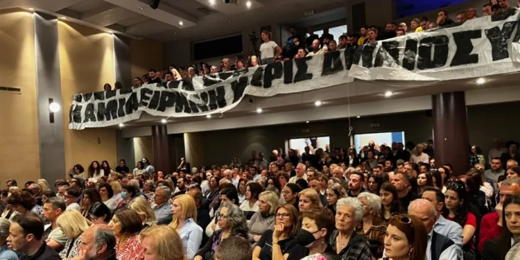 Κοσμοπλημμύρα στο Αγρίνιο σε εκδήλωση αλήθειας για τα Τέμπη [εικόνες+βίντεο]