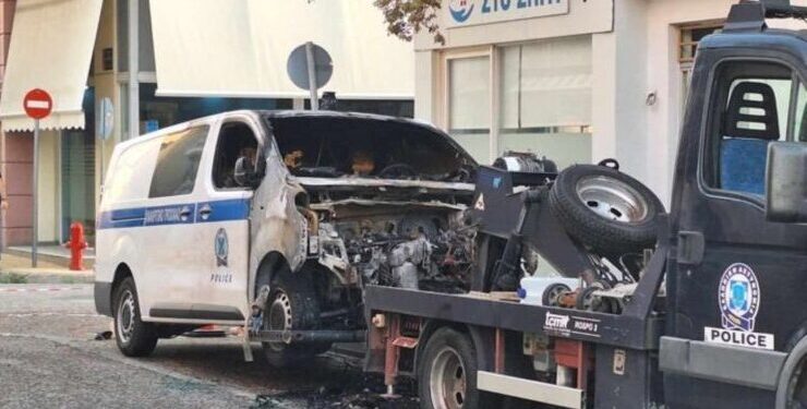 Μεσολόγγι: Επίπληξη και 2.000 ευρώ στο 17χρονο για τον εμπρησμό του περιπολικού