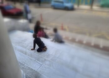 Σκαλί … σκαλί το μεροκάματο. Από τα σκαλιά της εκκλησίας στα σκαλιά του Δικαστικού Μεγάρου.