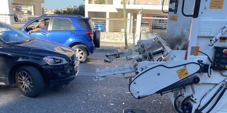 Εργατικό ατύχημα στο Αγρίνιο – Τζιπ καρφώθηκε σε απορριμματοφόρο, στο νοσοκομείο ο εργάτης