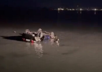 Μεσολόγγι : τροχαίο στο δρόμο για την Τουρλίδα. ΙΧ έπεσε στη θάλασσα. Ένας νεκρός VIDEO FOTO