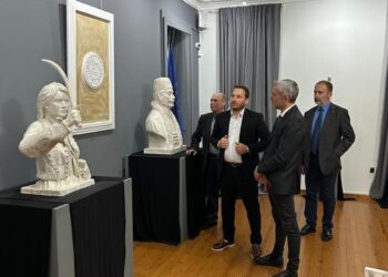 Στην έκθεση γλυπτικής του Ε. Τύμπα ο Κώστας Καραγκούνης