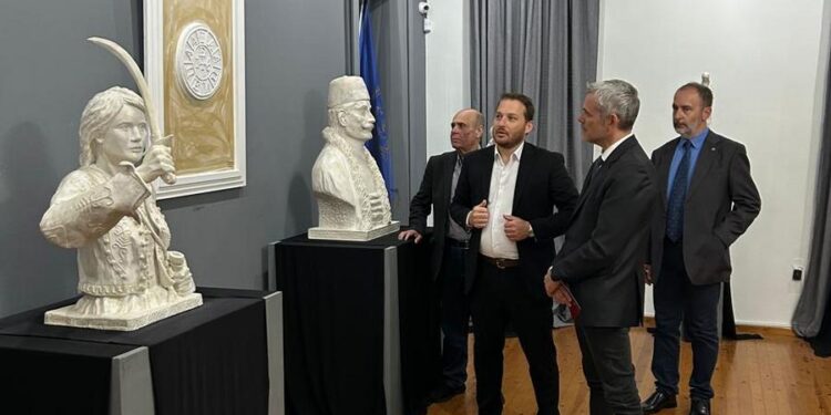 Στην έκθεση γλυπτικής του Ε. Τύμπα ο Κώστας Καραγκούνης