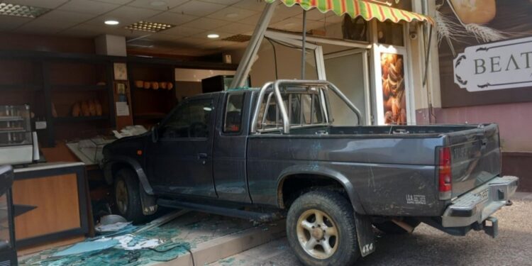 Αγρίνιο: αγροτικό “μπήκε” μέσα σε φούρνο στην ΗΡ. Πολυτεχνείου. Από θαύμα δεν τραυματίστηκε η ιδιοκτήτρια