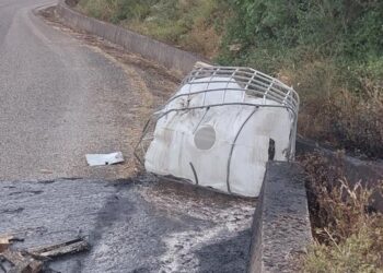 Δαφνιάς Μακρυνείας: μετέφερε υδροχλωρικό οξύ στον ΧΥΤΑ Ναυπάκτου και το φορτίο έπεσε στο δρόμο. Συνελήφθη ο οδηγός. Έλειωσε το οδόστρωμα.