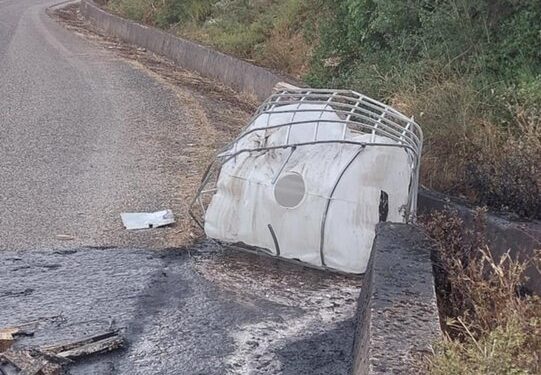 Δαφνιάς Μακρυνείας: μετέφερε υδροχλωρικό οξύ στον ΧΥΤΑ Ναυπάκτου και το φορτίο έπεσε στο δρόμο. Συνελήφθη ο οδηγός. Έλειωσε το οδόστρωμα.