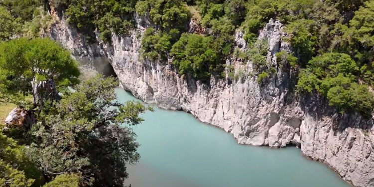 Το αρχαίο άγνωστο Κάστρο και η σπηλιά σε σχήμα προσώπου στο φαράγγι του Αχελώου, Καστράκι Τοπόλιανων, Αιτωλοακαρνανία-Ευρυτανία