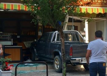 Αγρίνιο: αγροτικό “μπήκε” μέσα σε φούρνο στην ΗΡ. Πολυτεχνείου. Από θαύμα δεν τραυματίστηκε η ιδιοκτήτρια