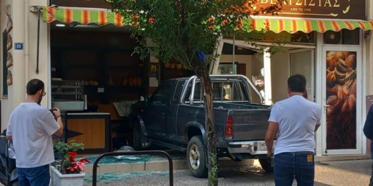 Αγρίνιο: αγροτικό “μπήκε” μέσα σε φούρνο στην ΗΡ. Πολυτεχνείου. Από θαύμα δεν τραυματίστηκε η ιδιοκτήτρια