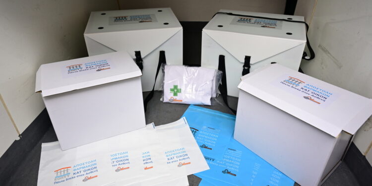 Τέλος οι ουρές στα φαρμακεία ΕΟΠΥΥ – Πώς πήγε η πρώτη μέρα αποστολής φαρμάκων κατ’ οίκον