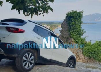 Ναύπακτος: Το GPS τους έβγαλε στις σκάλες και το αυτοκίνητο στάθηκε στον αέρα. Βίντεο