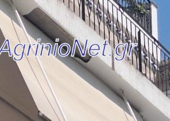 Αγρίνιο: σοβάς ξεκόλλησε από μπαλκόνι και έπεσε πάνω στα σταθμευμένα Ι.Χ. και διερχόμενο ταξί στην Ηρ. Πολυτεχνείου ΔΕΙΤΕ ΕΙΚΟΝΕΣ