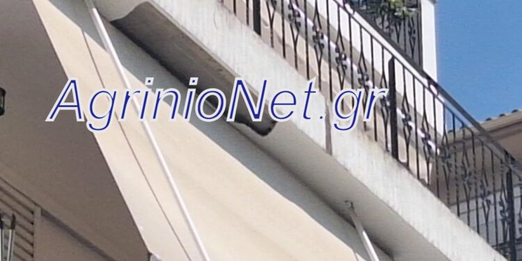 Αγρίνιο: σοβάς ξεκόλλησε από μπαλκόνι και έπεσε πάνω στα σταθμευμένα Ι.Χ. και διερχόμενο ταξί στην Ηρ. Πολυτεχνείου ΔΕΙΤΕ ΕΙΚΟΝΕΣ