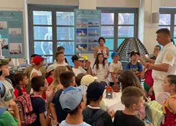 Επίσκεψη μαθητών στην έκθεση «Πέτρινοι Φάροι» του Πολεμικού Ναυτικού στο Μέγαρο Χρυσόγελου